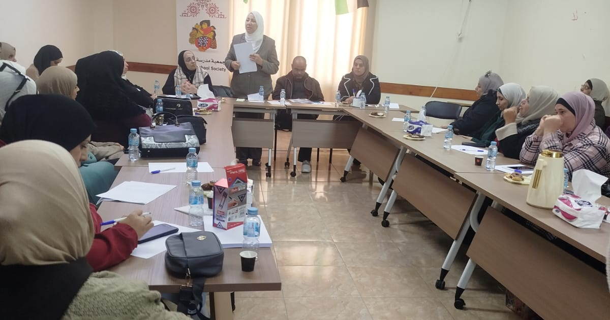مدرسة الأمهات تعقد جلسة حوارية حول تحديات النزوح في مخيمات شمال الضفة